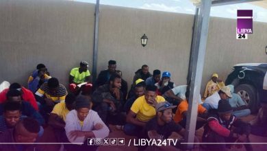 ضبط 40 مهاجراً غير شرعي من جنسيات إفريقية في إطار الجهود الأمنية المستمرة لتأمين المناطق الصحراوية ومكافحة الهجرة غير الشرعية، نفذت الدوريات التابعة للقاطع الأمني القريات عمليات تمشيط شملت وادي مرسيط والمسالك الوعرة المؤدية إلى المنطقة، إلى جانب إقامة تمركزات أمنية مفاجئة بين منطقتي القريات والشويرف. وأسفرت هذه الجهود عن ضبط عدد (40) مهاجراً غير شرعي من جنسيات إفريقية مختلفة، حيث تم التعامل معهم وفق المعايير الإنسانية المعتمدة، قبل نقلهم إلى مقر القاطع تمهيداً لإحالتهم إلى الجهات المختصة.