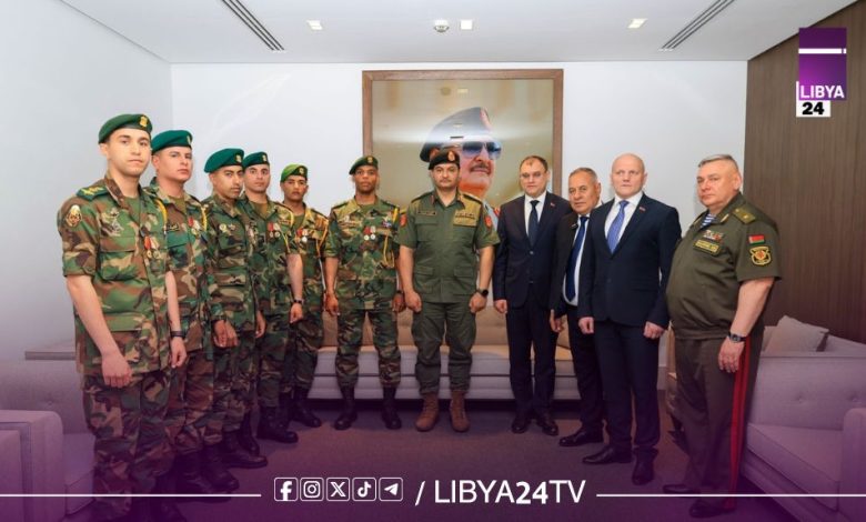 الفريق ركن "صدام حفتر"، يُكرّم آمر كتيبة 36 صاعقة والضباط