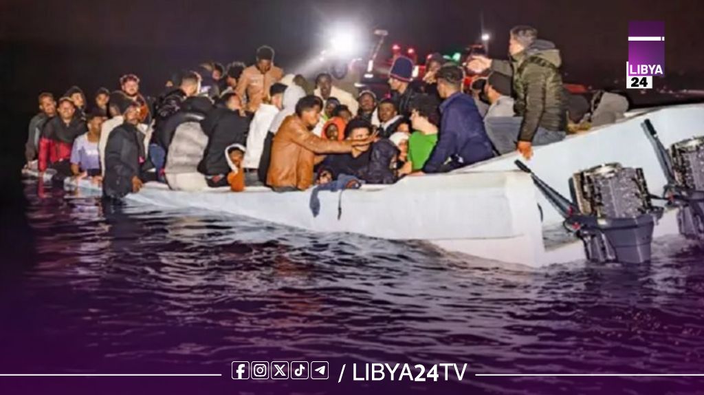 أمن السواحل يضبط قارب هجرة غير شرعية شمال بنغازي وينقذ 38 مهاجراً