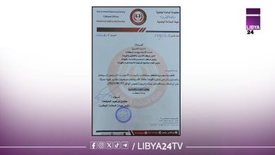 رئيس السلامة الوطنية يوجّه برعاية المصابين بأمراض الأورام بالهيئة مبادرة إنسانية لدعم منتسبي السلامة الوطنية صحيًا في بادرة إنسانية تعبّر عن روح المسؤولية والوفاء، أصدر اللواء عثمان إبراهيم المليقطة، رئيس هيئة السلامة الوطنية، تعليماته بضرورة تقديم الدعم والاهتمام اللازمين لمنتسبي الهيئة الذين أُصيبوا بأمراض الأورام، سائلين الله أن يمنّ عليهم جميعًا بالشفاء العاجل. تأتي هذه المبادرة كترجمة حقيقية لحرص القيادة العليا في الهيئة على العنصر البشري، باعتباره العمود الفقري لنجاح أي مؤسسة، وخصوصًا هيئة السلامة الوطنية التي تعتمد بشكل أساسي على الكوادر البشرية المؤهلة في تنفيذ مهامها الحيوية. وتؤكد هذه الخطوة النبيلة على أن الهيئة لا تقتصر على أداء المهام المهنية فحسب، بل تمتد مسؤوليتها إلى الجوانب الإنسانية والاجتماعية لموظفيها، حيث يُعد الاهتمام بالجانب الصحي للمصابين من منتسبيها واجبًا أخلاقيًا قبل أن يكون إجراءً إداريًا. كما يُتوقع أن تنعكس هذه المبادرة بشكل إيجابي على الحالة النفسية والمعنوية للموظفين المصابين، مما يعزز من شعورهم بالانتماء والولاء لهذه المؤسسة الوطنية، التي لم تتخلَّ عنهم في وقت الشدة، بل كانت سندًا لهم في مواجهة المحن الصحية. ولا شك أن هذه الخطوة ستشكّل دافعًا معنويًا كبيرًا لباقي الموظفين لبذل أقصى الجهود في أداء واجباتهم، مدركين أن قيادتهم لا تهمل احتياجاتهم، وتتابع شؤونهم عن كثب. نثمن عاليًا هذه اللفتة الكريمة من السيد رئيس الهيئة، ونأمل أن تُستكمل بمزيد من البرامج والمبادرات الداعمة لكل المنتسبين، بما يعزز من تماسك وتلاحم أسرة الهيئة، ويحقق أهدافها الوطنية والإنسانية.