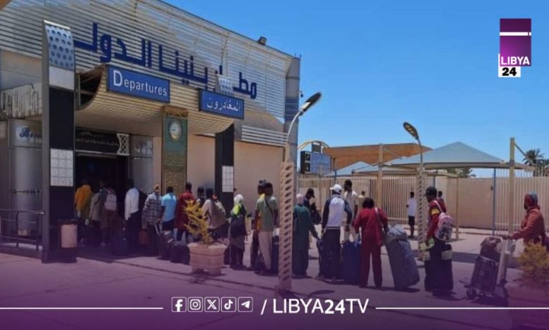 ترحيل مهاجرين من مطار بنينا