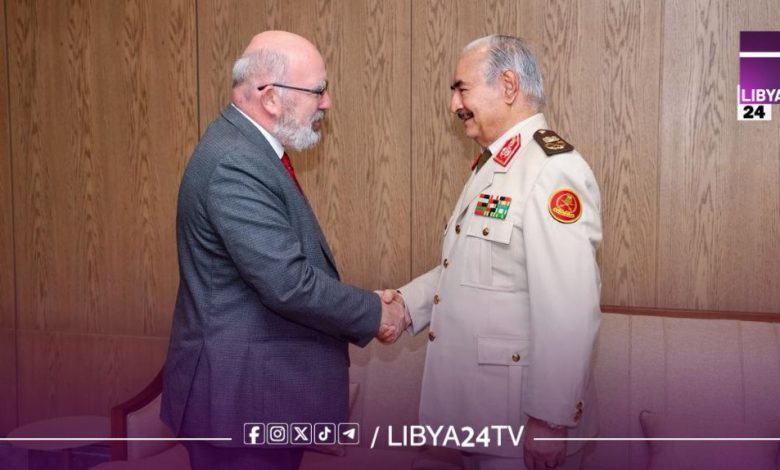 القائد العام المشير خليفة حفتر يبحث مع السفير البريطاني مستجدات العملية السياسية في ليبيا