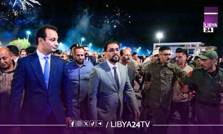 د. حماد وبلقاسم حفتر يفتتحان مطار سرت ضمن مشاريع التنمية رئيس الحكومة يفتتح مطار خليج سرت الدولي بعد صيانته شارك رئيس مجلس الوزراء بالحكومة الليبية، الدكتور أسامة حماد، في مراسم افتتاح مطار خليج سرت الدولي، بعد استكمال أعمال صيانته وتجهيزه بشكل كامل، وذلك بحضور مدير عام صندوق التنمية وإعادة إعمار ليبيا المهندس بلقاسم حفتر، والمدير التنفيذي للجهاز الوطني للتنمية الدكتور محمود الفرجاني. وحضر مراسم الافتتاح عدد من أعضاء مجلس النواب، ووزراء ووكلاء الوزارات بالحكومة، إضافة إلى عميد بلدية سرت وأعضاء المجلس البلدي، وعدد من مسؤولي القطاعات الخدمية والمصالح الحكومية، إلى جانب القيادات العسكرية والأمنية وأعيان وحكماء المدينة، فضلًا عن المهندسين والمشرفين القائمين على تنفيذ المشروع. ويُعدّ مشروع مطار خليج سرت الدولي من المشروعات الاستراتيجية الكبرى التي نفذها الجهاز الوطني للتنمية، بدعم من القيادة العامة للقوات المسلحة العربية الليبية، في إطار خطة إعادة الإعمار وتنمية البنية التحتية بمختلف مناطق البلاد. ويأتي افتتاح المطار ضمن رؤية الحكومة لتطوير شبكة النقل الجوي، وتعزيز الحركة الاقتصادية والتجارية، ودعم برامج التنمية المتوازنة بين المدن. كما اطلع رئيس الحكومة والوفد المرافق له خلال جولته الميدانية داخل المطار على المرافق والتجهيزات الفنية والتقنية الحديثة، التي أُنجزت وفق أعلى المعايير الدولية المعتمدة في مجال الطيران المدني، بما يضمن سلامة التشغيل وكفاءة الخدمات المقدمة للمسافرين وشركات الطيران. ويُتوقع أن يسهم تشغيل مطار خليج سرت الدولي في تنشيط الحركة الجوية والتجارية والسياحية في المنطقة الوسطى، ودعم جهود الحكومة نحو تحقيق التنمية المستدامة وتحسين مستوى الخدمات العامة في البلاد.