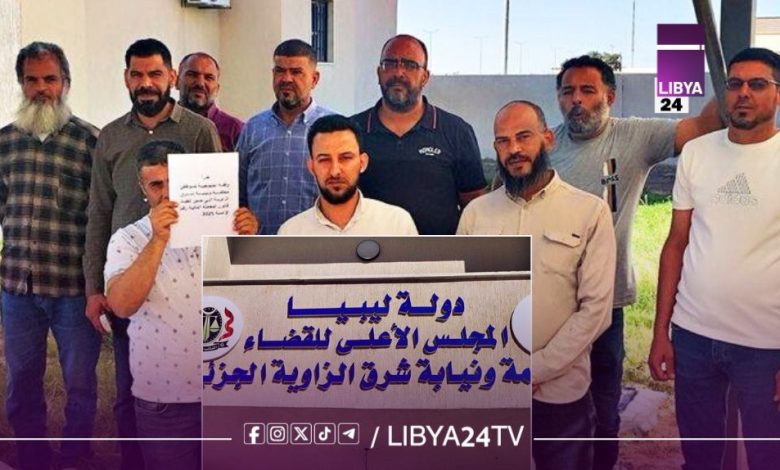 احتجاجات في الزاوية وقصر بن غشير للمطالبة بزيادة الرواتب موظفو الهيئات القضائية يلوّحون بالاعتصام حتى تنفيذ القانون شهدت مدينتا الزاوية وقصر بن غشير، وقفتين احتجاجيتين نظمهما موظفو الهيئات القضائية، للمطالبة بتطبيق قانون زيادة الرواتب الصادر عن مجلس النواب الليبي. وشارك في الوقفتين موظفو محكمة ونيابة قصر بن غشير الابتدائية وجزئياتها، إلى جانب موظفي محكمة ونيابة شرق الزاوية الجزئية، مؤكدين أن تحركهم يأتي استنادًا إلى القانون رقم (2) لسنة 2025، الذي أقرّ زيادة رواتب العاملين في قطاع العدل، وتم نشره رسميًا في الجريدة الرسمية، ما يجعله قانونًا واجب التنفيذ. وفي كلمة ألقاها أحد المحتجين أمام مقر النيابة في قصر بن غشير، شدد على أن مطالبهم مشروعة وتستند إلى نص قانوني نافذ، مؤكدًا أن تجاهل تطبيق القانون يُعد تقصيرًا في احترام التشريعات الصادرة عن السلطة التشريعية. كما دعا المحتجون الجهات المعنية، خاصة وزارة المالية والجهات التنفيذية، إلى سرعة الاستجابة لمطالبهم، وتطبيق الزيادة دون تسويف، محذرين من تصعيد الموقف والدخول في اعتصام مفتوح حتى تحقيق مطالبهم بالكامل. من جانبها، أعلنت النقابة العامة لموظفي العدل والهيئات القضائية تضامنها الكامل مع الموظفين المحتجين، مؤكدة في بيان رسمي دخول موظفي مجمع المحاكم والنيابات بمحكمة استئناف الزاوية في اعتصام مفتوح إلى حين تنفيذ قانون الزيادة، معتبرة أن هذه الخطوة تأتي دفاعًا عن حقوق العاملين وضمانًا للعدالة الاجتماعية داخل القطاع.
