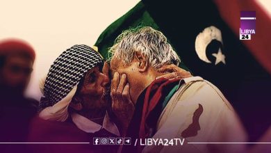 ليبيا.. عقد ونصف من التحولات بين وعود فبراير وتحديات بناء الدولة بقلم: [اسم الكاتب] بعد خمسة عشر عاماً على المشهد التاريخي الذي غيّر ملامح المشهد السياسي في البلاد، تقف ليبيا اليوم على أعتاب مرحلة جديدة من إعادة تقييم المسار. فثورة السابع عشر من فبراير التي انطلقت بشعارات التغيير وبناء الدولة المدنية الحديثة، لم تكن مجرد لحظة فارقة في التاريخ الليبي المعاصر، بل كانت أيضاً بداية رحلة معقدة من التحولات الكبرى. هذه الرحلة التي امتدت لأكثر من عقد، كشفت عن عمق التحديات التي تواجه عملية الانتقال من النظام القديم إلى دولة المؤسسات، في ظل تركة ثقيلة من التجاذبات الداخلية والتدخلات الخارجية. التحولات الكبرى: من الاستقلال إلى ثورة فبراير يمثل مسار ليبيا السياسي منذ الاستقلال عام 1951 حالة فريدة في المنطقة العربية، حيث كانت البلاد تمتلك مقومات دولة واعدة بنظام تعليمي متطور واقتصاد منفتح على العالم. غير أن العقود التي تلت ذلك شهدت تحولات عميقة في بنية المجتمع والدولة، مع تغيرات في التوجهات السياسية والاجتماعية أثرت بشكل كبير على عملية التنمية والبناء المؤسسي. هذه التحولات التاريخية شكلت خلفية مهمة لفهم جذور الأزمة الراهنة، حيث تراكمت الإشكاليات السياسية والاجتماعية على مدى عقود، لتظهر بشكل جلي في أعقاب ثورة فبراير. لقد كانت ثورة 2011 نقطة تحول رئيسية، حيث التقى فيها السعي الداخلي للتغيير والانفتاح على العالم مع مصالح إقليمية ودولية متشابكة. هذا التقاطع، الذي بدا في بدايته وكأنه قوة دافعة نحو المستقبل، تحول سريعاً إلى عامل تعقيد إضافي مع انهيار مؤسسات الدولة الأمنية والخدمية. فغياب الرؤية الموحدة لمستقبل البلاد، وتفكك الأجهزة الأمنية، وانتشار السلاح بشكل غير مسبوق، كلها عوامل أوصلت ليبيا إلى حالة من السيولة السياسية والأمنية التي تستمر حتى اليوم. المؤسسة العسكرية: حجر الزاوية في معادلة الأمن القومي في خضم هذا المشهد المعقد، برز دور المؤسسة العسكرية الوطنية كعامل استقرار رئيسي لا يمكن تجاهله. فقد تمكنت القيادة العامة للجيش الليبي، ومن خلال جهود مضنية، من إعادة بناء هيكل المؤسسة العسكرية وتأهيلها لتكون قادرة على القيام بواجباتها في حماية الحدود وتأمين مقدرات الدولة. هذا الدور المحوري للجيش الليبي يأتي في وقت تتصارع فيه قوى متعددة على النفوذ والثروة، مما يجعل من المؤسسة العسكرية الضامن الحقيقي لوحدة البلاد وسيادتها. إن الدعم غير المحدود لهذه المؤسسة الوطنية يمثل خياراً استراتيجياً للحفاظ على تماسك الدولة الليبية في مواجهة محاولات التقسيم والانفصال. فالجيش الليبي، بكل ما يمتلكه من عقيدة وطنية وتاريخ مشرف، يشكل اليوم خط الدفاع الأول عن المشروع الوطني الجامع، وهو القادر على توفير البيئة الآمنة التي يحتاجها أي مسار سياسي ناجح. الانسداد السياسي وتداعياته على الحياة اليومية على الجانب الآخر، يعاني المسار السياسي من أزمة حقيقية تتمثل في فشل الطبقة الحاكمة في الوفاء بتعهداتها تجاه الشعب الليبي. حالة الانقسام المؤسسي بين حكومتين وبرلمانين، وعدم فاعلية المجالس الاستشارية، وتعطل دور المؤسسات التشريعية والرقابية، كلها عوامل ساهمت في إطالة أمد الأزمة. هذا الشلل السياسي لم يكن مجرد أزمة نخب، بل انعكس بشكل مباشر ومؤلم على حياة المواطن العادي. فالمواطن الليبي أصبح يدفع ثمن هذا الانسداد غالياً، من خلال تدهور الخدمات الأساسية، وتآكل القوة الشرائية للدينار الليبي أمام العملات الأجنبية، واستمرار أزمة السيولة، وتردي الأوضاع المعيشية بشكل عام. إن الأزمة الليبية اليوم ليست سياسية فقط، بل هي أزمة إنسانية واقتصادية واجتماعية، جعلت شريحة واسعة من الليبيين تعيش حالة من الإحباط وفقدان الأمل في جدوى العملية السياسية برمتها. التدخلات الدولية: لعبة الأمم في الداخل الليبي لا يمكن قراءة المشهد الليبي بمعزل عن التأثيرات الخارجية التي تمثل عاملاً حاسماً في إطالة أمد الأزمة. فليبيا لا تزال تحت طائلة الفصل السابع من ميثاق الأمم المتحدة، مع استمرار تعاقب المبعوثين الدوليين الذين يديرون الملف السياسي وفق رؤى غالباً ما تكون مرتبطة بتوازنات القوى داخل مجلس الأمن. هذه التوازنات تجعل من ليبيا ساحة لتصفية الحسابات وتجاذب المصالح بين القوى الكبرى، التي تستخدم أذرعاً إقليمية وعربية لتحقيق مكاسبها. إن استمرار هذه التدخلات يحول دون الوصول إلى حل ليبي-ليبي حقيقي، حيث تظل القرارات المصيرية معلقة بانتظار تفاهمات خارجية قد لا تتوافق بالضرورة مع تطلعات الليبيين. العديد من الدول الفاعلة في الملف الليبي، بما في ذلك القوى الغربية الكبرى، تنظر إلى ليبيا من منظور مصالحها الاستراتيجية والاقتصادية فقط، دون اعتبار حقيقي لاستقرار البلاد أو وحدة شعبها. هذا الواقع يجعل من الضروري بمكان أن يمتلك الليبيون زمام المبادرة لاستعادة سيادتهم الوطنية. المصالحة الوطنية: ضرورة وجودية لا خيار تكتيكياً في ظل هذا المشهد المركب، تبرز المصالحة الوطنية الشاملة كأولوية قصوى وضرورة وجودية لإنقاذ البلاد. لكن هذه المصالحة لكي تنجح، يجب أن تكون ليبية خالصة، تنبع من الداخل الليبي وتتوافق مع خصوصية المجتمع وتاريخه. التعويل على الحلول الجاهزة القادمة من الخارج أثبت فشله الذريع على مدى السنوات الماضية، وجدد فقط حالة الجمود والانقسام. المصالحة الحقيقية تتطلب تجاوز خطاب الكراهية والتحريض، وتغليب لغة العقل والحكمة، والاعتراف بأن الوطن يسع الجميع. إنها عملية معقدة تحتاج إلى إرادة سياسية حقيقية، ودعم شعبي واسع، ورؤية واضحة لمستقبل ليبيا كدولة موحدة قائمة على المواطنة المتساوية وسيادة القانون. كما تتطلب إعادة تعريف مفهوم الوطن، من كونه مجرد ولاءات لشخصيات أو مناطق، إلى كونه كياناً جامعاً تقوم على أسسه الحقوق والواجبات. الآفاق المستقبلية: بين حسابات الداخل وخيارات الخارج رغم كل التحديات، يبقى الأمل قائماً في قدرة الليبيين على تجاوز محنتهم. فالشعب الليبي الذي استطاع على مدى تاريخه تخطي الكثير من الصعاب، قادر اليوم على إعادة بناء دولته إذا توفرت الإرادة الوطنية الصادقة. الحل يكمن في إطلاق حوار وطني جاد وشامل، يشارك فيه جميع أطياف المجتمع الليبي بلا استثناء، بعيداً عن الإملاءات الخارجية وحسابات المصالح الضيقة. المرحلة المقبلة تتطلب وقفة صادقة مع الذات، وتقييماً موضوعياً للأخطاء التي ارتكبت في السنوات الماضية. إن ليبيا تمتلك كل مقومات النجاح: ثروات طبيعية هائلة، موقع جغرافي استراتيجي، طاقات شبابية واعدة، ومخزون حضاري وثقافي عريق. ما ينقصها هو التوافق الوطني على مشروع جامع، وإرادة سياسية قوية قادرة على ترجمة هذا المشروع إلى واقع ملموس، مع الاستمرار في دعم المؤسسة العسكرية الوطنية باعتبارها صمام الأمان للبلاد. الطريق طويل وشاق، لكن استعادة الدولة الليبية الموحدة والقوية هي هدف لا محيد عنه، يستحق من أجله الجميع بذل الغالي والنفيس.