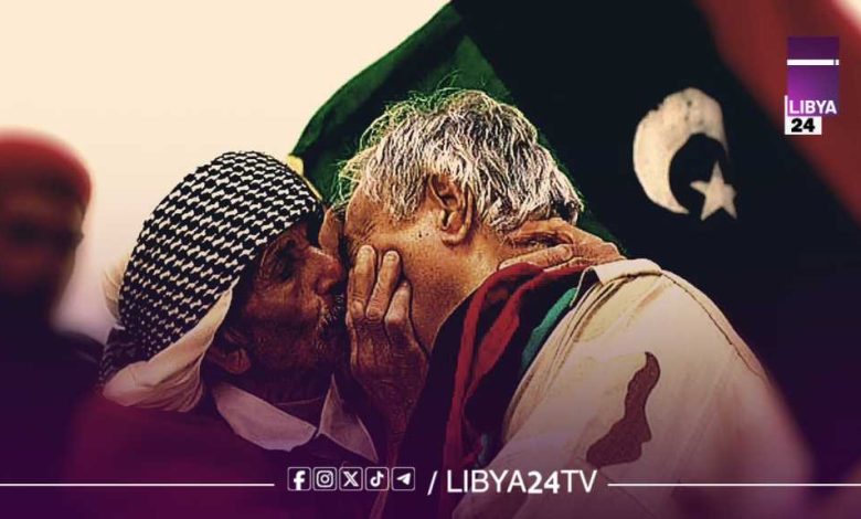 ليبيا.. عقد ونصف من التحولات بين وعود فبراير وتحديات بناء الدولة بقلم: [اسم الكاتب] بعد خمسة عشر عاماً على المشهد التاريخي الذي غيّر ملامح المشهد السياسي في البلاد، تقف ليبيا اليوم على أعتاب مرحلة جديدة من إعادة تقييم المسار. فثورة السابع عشر من فبراير التي انطلقت بشعارات التغيير وبناء الدولة المدنية الحديثة، لم تكن مجرد لحظة فارقة في التاريخ الليبي المعاصر، بل كانت أيضاً بداية رحلة معقدة من التحولات الكبرى. هذه الرحلة التي امتدت لأكثر من عقد، كشفت عن عمق التحديات التي تواجه عملية الانتقال من النظام القديم إلى دولة المؤسسات، في ظل تركة ثقيلة من التجاذبات الداخلية والتدخلات الخارجية. التحولات الكبرى: من الاستقلال إلى ثورة فبراير يمثل مسار ليبيا السياسي منذ الاستقلال عام 1951 حالة فريدة في المنطقة العربية، حيث كانت البلاد تمتلك مقومات دولة واعدة بنظام تعليمي متطور واقتصاد منفتح على العالم. غير أن العقود التي تلت ذلك شهدت تحولات عميقة في بنية المجتمع والدولة، مع تغيرات في التوجهات السياسية والاجتماعية أثرت بشكل كبير على عملية التنمية والبناء المؤسسي. هذه التحولات التاريخية شكلت خلفية مهمة لفهم جذور الأزمة الراهنة، حيث تراكمت الإشكاليات السياسية والاجتماعية على مدى عقود، لتظهر بشكل جلي في أعقاب ثورة فبراير. لقد كانت ثورة 2011 نقطة تحول رئيسية، حيث التقى فيها السعي الداخلي للتغيير والانفتاح على العالم مع مصالح إقليمية ودولية متشابكة. هذا التقاطع، الذي بدا في بدايته وكأنه قوة دافعة نحو المستقبل، تحول سريعاً إلى عامل تعقيد إضافي مع انهيار مؤسسات الدولة الأمنية والخدمية. فغياب الرؤية الموحدة لمستقبل البلاد، وتفكك الأجهزة الأمنية، وانتشار السلاح بشكل غير مسبوق، كلها عوامل أوصلت ليبيا إلى حالة من السيولة السياسية والأمنية التي تستمر حتى اليوم. المؤسسة العسكرية: حجر الزاوية في معادلة الأمن القومي في خضم هذا المشهد المعقد، برز دور المؤسسة العسكرية الوطنية كعامل استقرار رئيسي لا يمكن تجاهله. فقد تمكنت القيادة العامة للجيش الليبي، ومن خلال جهود مضنية، من إعادة بناء هيكل المؤسسة العسكرية وتأهيلها لتكون قادرة على القيام بواجباتها في حماية الحدود وتأمين مقدرات الدولة. هذا الدور المحوري للجيش الليبي يأتي في وقت تتصارع فيه قوى متعددة على النفوذ والثروة، مما يجعل من المؤسسة العسكرية الضامن الحقيقي لوحدة البلاد وسيادتها. إن الدعم غير المحدود لهذه المؤسسة الوطنية يمثل خياراً استراتيجياً للحفاظ على تماسك الدولة الليبية في مواجهة محاولات التقسيم والانفصال. فالجيش الليبي، بكل ما يمتلكه من عقيدة وطنية وتاريخ مشرف، يشكل اليوم خط الدفاع الأول عن المشروع الوطني الجامع، وهو القادر على توفير البيئة الآمنة التي يحتاجها أي مسار سياسي ناجح. الانسداد السياسي وتداعياته على الحياة اليومية على الجانب الآخر، يعاني المسار السياسي من أزمة حقيقية تتمثل في فشل الطبقة الحاكمة في الوفاء بتعهداتها تجاه الشعب الليبي. حالة الانقسام المؤسسي بين حكومتين وبرلمانين، وعدم فاعلية المجالس الاستشارية، وتعطل دور المؤسسات التشريعية والرقابية، كلها عوامل ساهمت في إطالة أمد الأزمة. هذا الشلل السياسي لم يكن مجرد أزمة نخب، بل انعكس بشكل مباشر ومؤلم على حياة المواطن العادي. فالمواطن الليبي أصبح يدفع ثمن هذا الانسداد غالياً، من خلال تدهور الخدمات الأساسية، وتآكل القوة الشرائية للدينار الليبي أمام العملات الأجنبية، واستمرار أزمة السيولة، وتردي الأوضاع المعيشية بشكل عام. إن الأزمة الليبية اليوم ليست سياسية فقط، بل هي أزمة إنسانية واقتصادية واجتماعية، جعلت شريحة واسعة من الليبيين تعيش حالة من الإحباط وفقدان الأمل في جدوى العملية السياسية برمتها. التدخلات الدولية: لعبة الأمم في الداخل الليبي لا يمكن قراءة المشهد الليبي بمعزل عن التأثيرات الخارجية التي تمثل عاملاً حاسماً في إطالة أمد الأزمة. فليبيا لا تزال تحت طائلة الفصل السابع من ميثاق الأمم المتحدة، مع استمرار تعاقب المبعوثين الدوليين الذين يديرون الملف السياسي وفق رؤى غالباً ما تكون مرتبطة بتوازنات القوى داخل مجلس الأمن. هذه التوازنات تجعل من ليبيا ساحة لتصفية الحسابات وتجاذب المصالح بين القوى الكبرى، التي تستخدم أذرعاً إقليمية وعربية لتحقيق مكاسبها. إن استمرار هذه التدخلات يحول دون الوصول إلى حل ليبي-ليبي حقيقي، حيث تظل القرارات المصيرية معلقة بانتظار تفاهمات خارجية قد لا تتوافق بالضرورة مع تطلعات الليبيين. العديد من الدول الفاعلة في الملف الليبي، بما في ذلك القوى الغربية الكبرى، تنظر إلى ليبيا من منظور مصالحها الاستراتيجية والاقتصادية فقط، دون اعتبار حقيقي لاستقرار البلاد أو وحدة شعبها. هذا الواقع يجعل من الضروري بمكان أن يمتلك الليبيون زمام المبادرة لاستعادة سيادتهم الوطنية. المصالحة الوطنية: ضرورة وجودية لا خيار تكتيكياً في ظل هذا المشهد المركب، تبرز المصالحة الوطنية الشاملة كأولوية قصوى وضرورة وجودية لإنقاذ البلاد. لكن هذه المصالحة لكي تنجح، يجب أن تكون ليبية خالصة، تنبع من الداخل الليبي وتتوافق مع خصوصية المجتمع وتاريخه. التعويل على الحلول الجاهزة القادمة من الخارج أثبت فشله الذريع على مدى السنوات الماضية، وجدد فقط حالة الجمود والانقسام. المصالحة الحقيقية تتطلب تجاوز خطاب الكراهية والتحريض، وتغليب لغة العقل والحكمة، والاعتراف بأن الوطن يسع الجميع. إنها عملية معقدة تحتاج إلى إرادة سياسية حقيقية، ودعم شعبي واسع، ورؤية واضحة لمستقبل ليبيا كدولة موحدة قائمة على المواطنة المتساوية وسيادة القانون. كما تتطلب إعادة تعريف مفهوم الوطن، من كونه مجرد ولاءات لشخصيات أو مناطق، إلى كونه كياناً جامعاً تقوم على أسسه الحقوق والواجبات. الآفاق المستقبلية: بين حسابات الداخل وخيارات الخارج رغم كل التحديات، يبقى الأمل قائماً في قدرة الليبيين على تجاوز محنتهم. فالشعب الليبي الذي استطاع على مدى تاريخه تخطي الكثير من الصعاب، قادر اليوم على إعادة بناء دولته إذا توفرت الإرادة الوطنية الصادقة. الحل يكمن في إطلاق حوار وطني جاد وشامل، يشارك فيه جميع أطياف المجتمع الليبي بلا استثناء، بعيداً عن الإملاءات الخارجية وحسابات المصالح الضيقة. المرحلة المقبلة تتطلب وقفة صادقة مع الذات، وتقييماً موضوعياً للأخطاء التي ارتكبت في السنوات الماضية. إن ليبيا تمتلك كل مقومات النجاح: ثروات طبيعية هائلة، موقع جغرافي استراتيجي، طاقات شبابية واعدة، ومخزون حضاري وثقافي عريق. ما ينقصها هو التوافق الوطني على مشروع جامع، وإرادة سياسية قوية قادرة على ترجمة هذا المشروع إلى واقع ملموس، مع الاستمرار في دعم المؤسسة العسكرية الوطنية باعتبارها صمام الأمان للبلاد. الطريق طويل وشاق، لكن استعادة الدولة الليبية الموحدة والقوية هي هدف لا محيد عنه، يستحق من أجله الجميع بذل الغالي والنفيس.