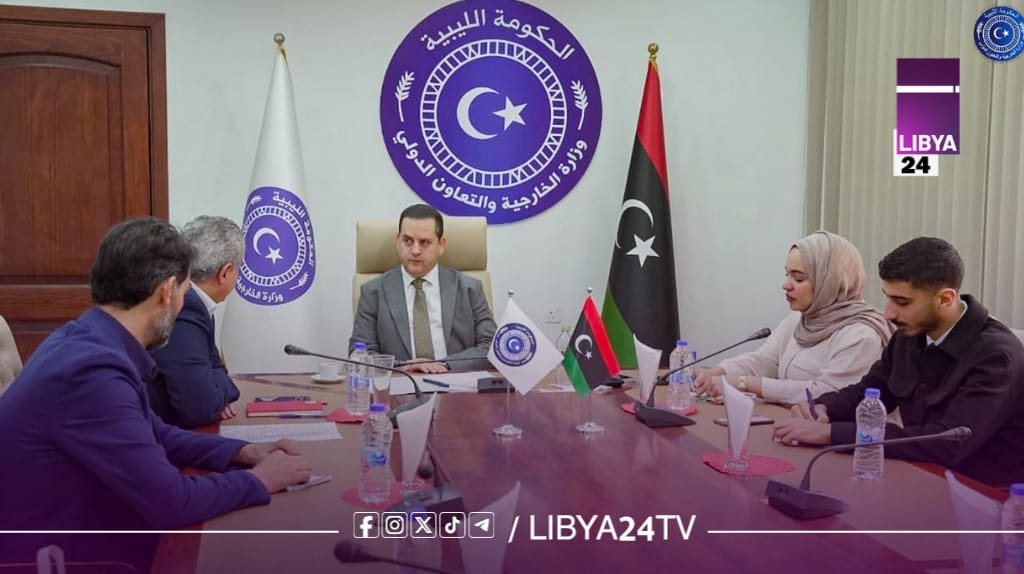 وزير الخارجية بالحكومة الليبية يبحث مع الصليب الأحمر آليات تعزيز التعاون الإنساني