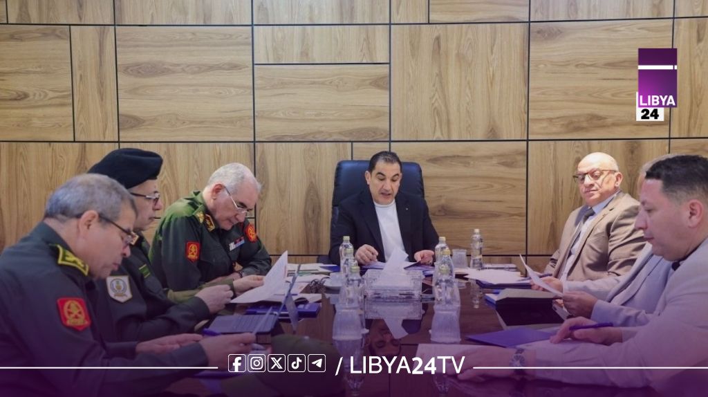 وزير الداخلية يبحث مع فريق أمني مكلف من نائب القائد العام إعادة هيكلة الوزارة وتحديث اختصاصاتها