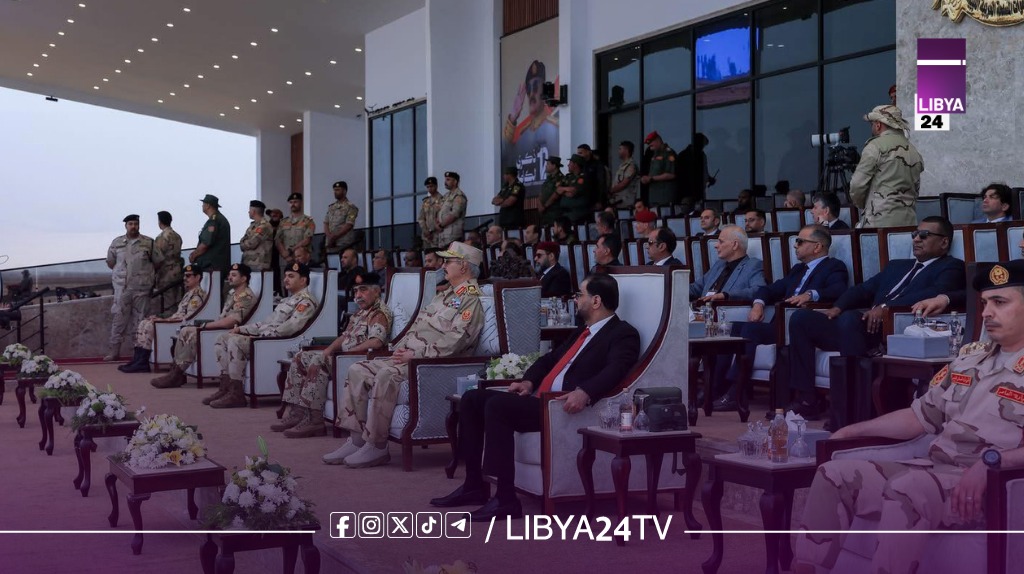 المشير حفتر و د. حماد ونائب القائد العام ورئيس الأركان يشهدون تنفيذ المناورة العسكرية الكبرى “درع الكرامة 2”