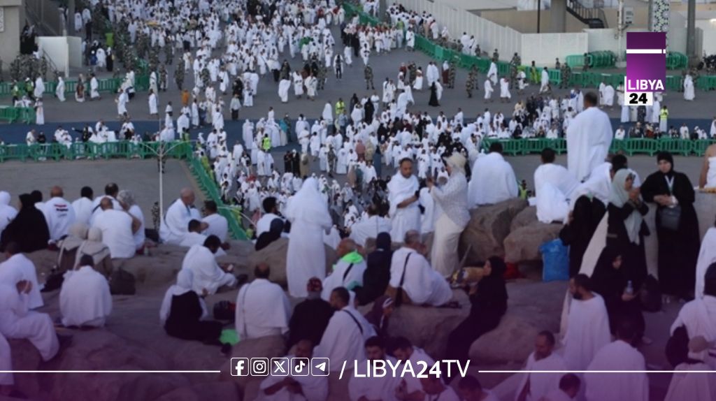 توافد الحجاج إلى مشعر منى إيذانًا ببدء مناسك الحج وسط خطط تنظيمية وصحية مكثفة